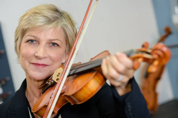 Mulher Ensaiando Pedaço Violino — Fotografia de Stock