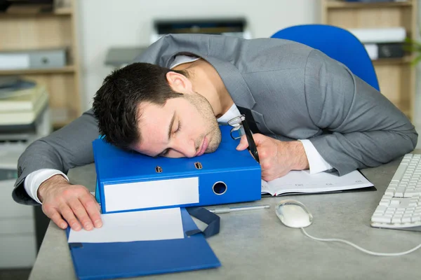 Πορτρέτο Του Κουρασμένου Επιχειρηματία Στο Γραφείο — Φωτογραφία Αρχείου