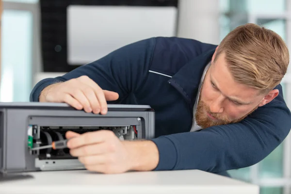 オフィスのコピー機を開くビジネス男 — ストック写真