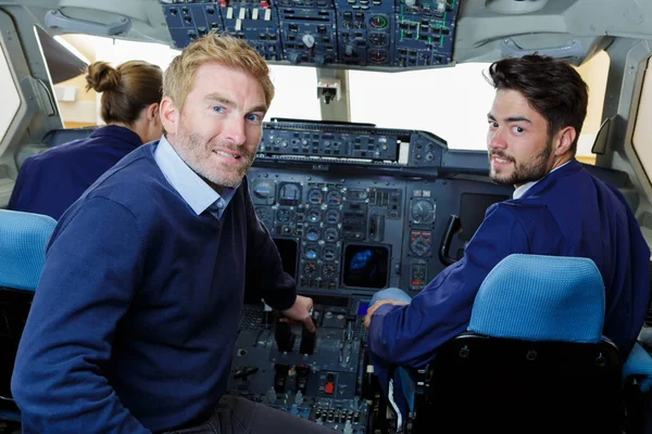 Mekaniker Visar Unga Män Inne Cockpit — Stockfoto