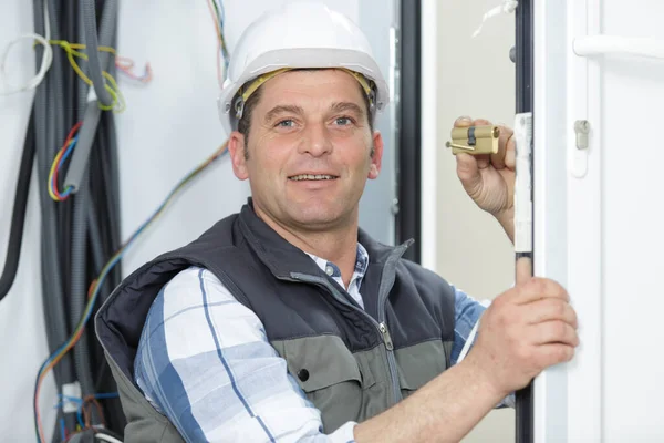 Klusjesman Repareert Het Deurslot Kamer — Stockfoto