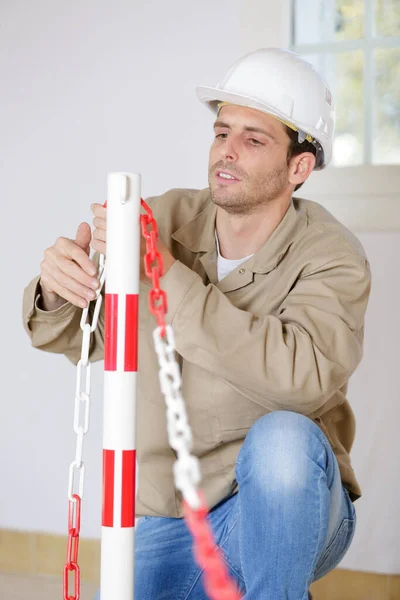 Travailleur Masculin Construction Érigeant Une Barrière Sécurité — Photo
