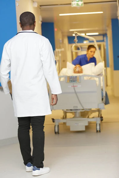 Läkare Bär Patient — Stockfoto