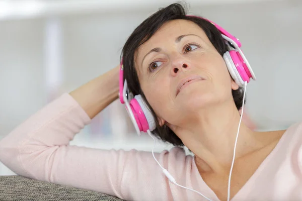 Mulher Relaxante Sofá Com Fones Ouvido — Fotografia de Stock