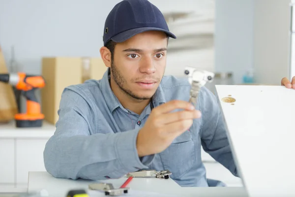 Een Mannelijke Werknemer Gebruikt Een Sleutel Meubels Schroeven — Stockfoto