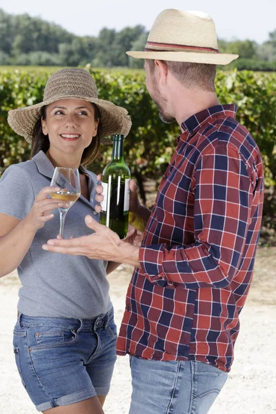 Şarap Tatma Deneyimi Sırasında Üzüm Bağı Çifti — Stok fotoğraf
