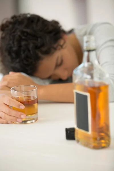 Vrouw Gezakt Tafel Nog Steeds Met Glas Whisky — Stockfoto