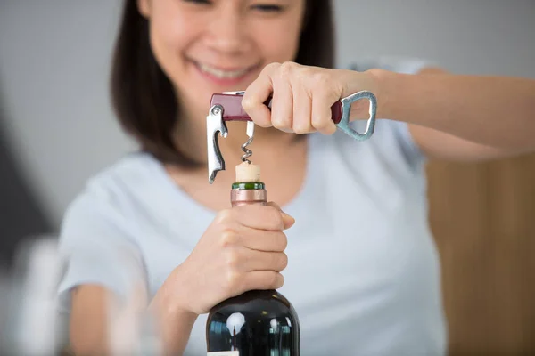 Happy Woman Opens Wine Bottle — Stock Photo, Image