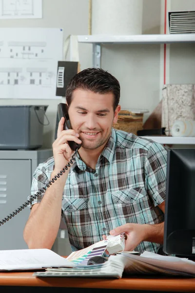 Homem Sorrindo Enquanto Telefone — Fotografia de Stock