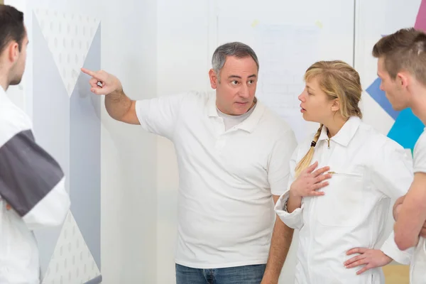 Alumnos Que Escuchan Profesor Clase Pintura Decoración — Foto de Stock