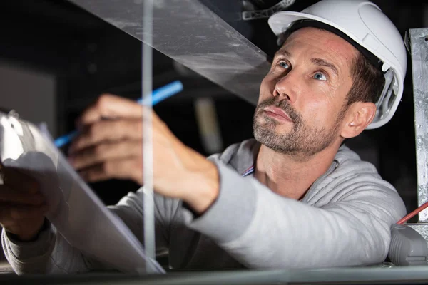 Handelaar Dakruimte Die Een Inspectie Uitvoert — Stockfoto