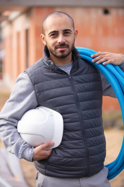 Bauarbeiter Auf Baustelle Hält Rohr — Stockfoto