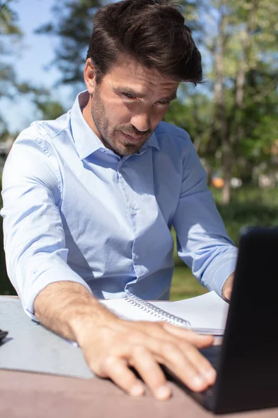 Freelancer Man Die Werkt Zijn Laptop Buiten — Stockfoto