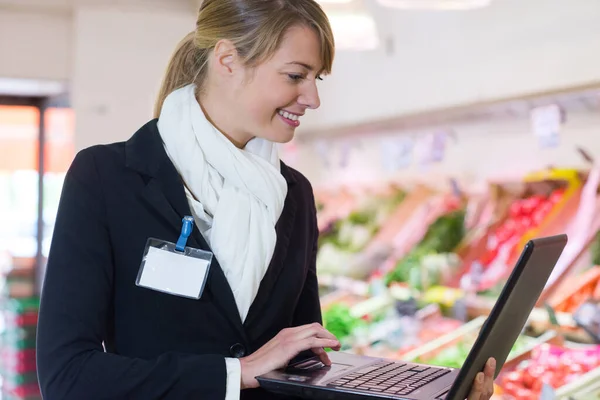 Female Inspector Laptop Grocery Store — Stock Photo, Image
