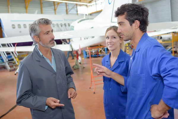 Jovens Engenheiros Com Parte Chave Fixação Jetliner — Fotografia de Stock