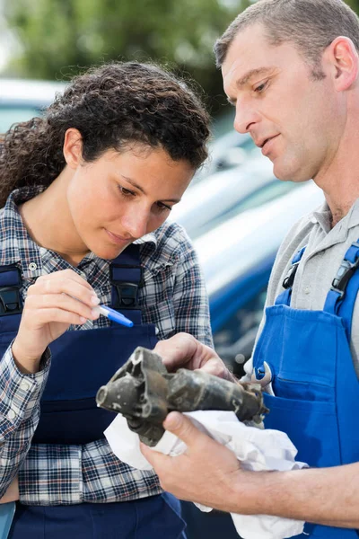 Professional Auto Woman Man Mechanic Repairing Auto Outdoors — Stock Photo, Image
