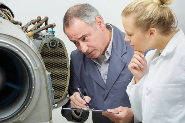 Meccanico Aeronautico Che Diagnostica Problema — Foto Stock