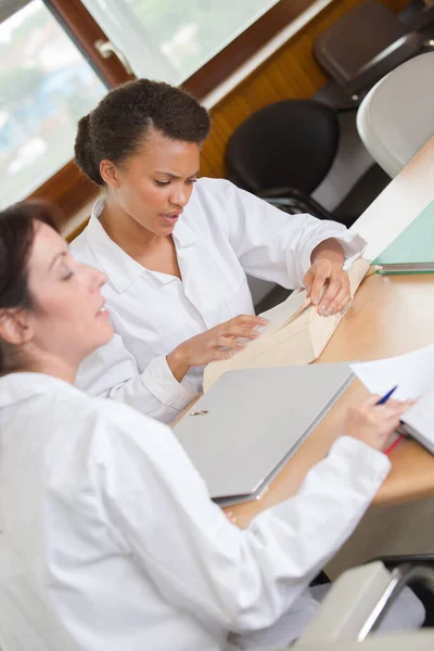 Mujeres Con Chaquetas Blancas Estudiando Escritorio — Foto de Stock