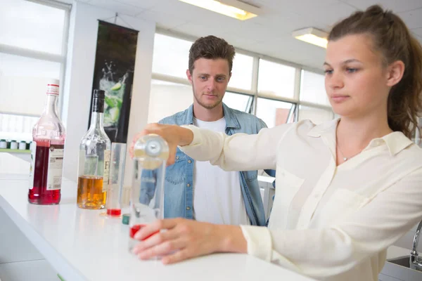 Twee Jonge Lachende Chemici Die Een Experiment Uitvoeren — Stockfoto