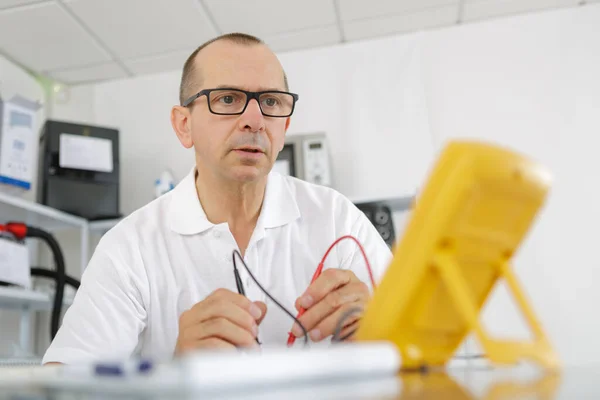 Techniker Mit Einem Digitalen Multimeter — Stockfoto