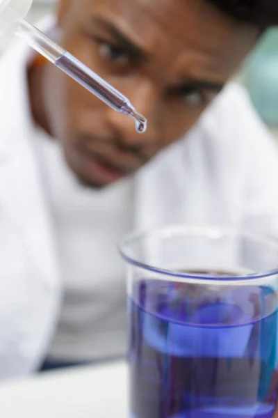 Young Man Scientist Using Auto Pipette Flask Medical Laboratory — Stock Photo, Image