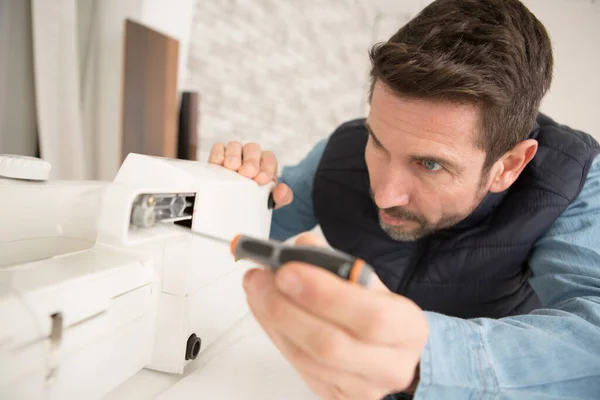 Bouwvakker Installeert Raam Huis — Stockfoto