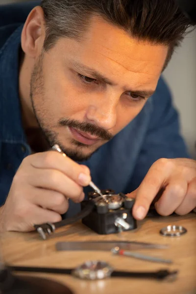Nahaufnahme Des Uhrmachers Reparatur Mechanische Uhr — Stockfoto