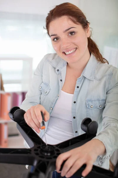 Concetto Riparazione Assemblaggio Mobili — Foto Stock