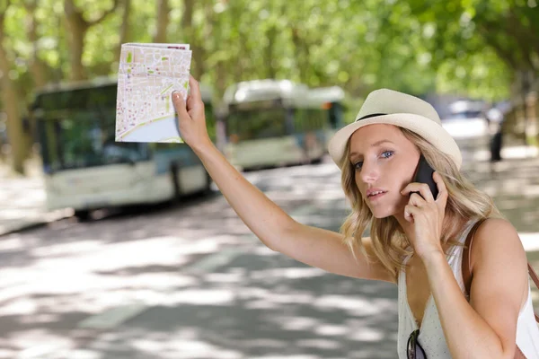 Mujer Llamando Taxi Con Mapa Sus Manos — Foto de Stock