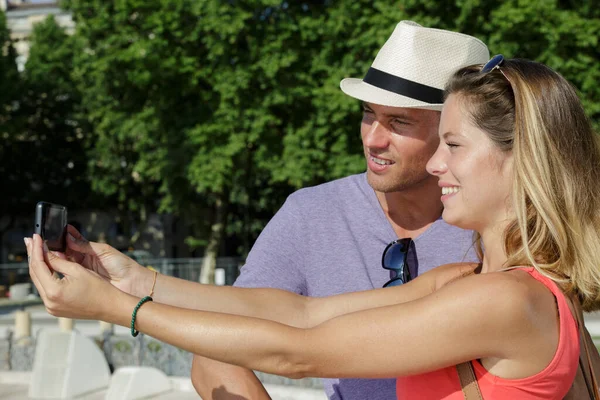 Feliz Joven Pareja Tomando Selfie Ciudad —  Fotos de Stock