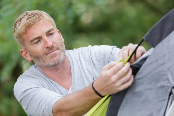 Mann Baut Zelt Auf Zeltreise Auf — Stockfoto