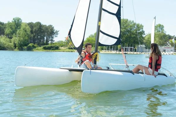 Gepensioneerd Huwelijk Zeilen Het Meer — Stockfoto