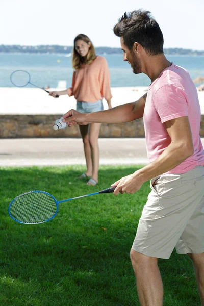 Jeune Couple Jouant Badminton Dans Parc — Photo