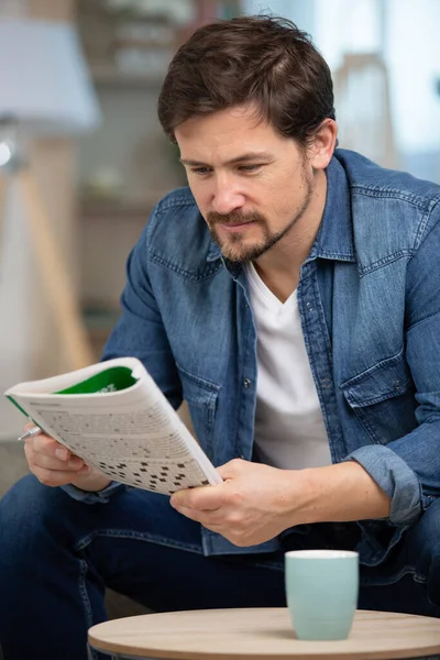 Junger Mann Hause Beim Puzzeln Einem Buch — Stockfoto