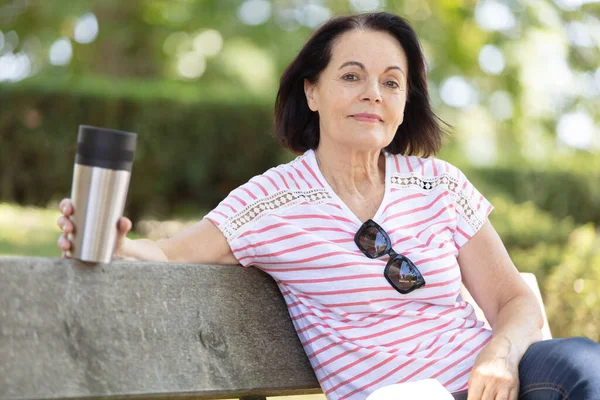 Serieus Gericht Oude Dame Met Koffie Een Bank — Stockfoto