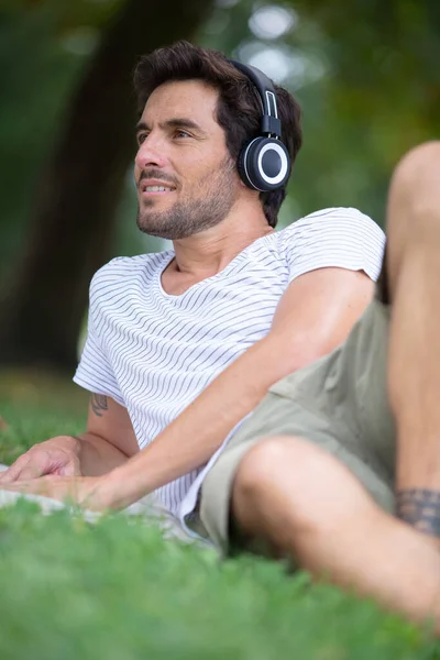 Hombre Descansando Parque Escuchando Música —  Fotos de Stock