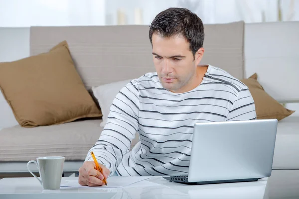 Mann Schreibt Laptop Auf Schreibtisch — Stockfoto