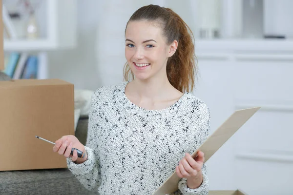 Glückliche Frau Die Eine Umzugsliste Auf Einem Klemmbrett Überprüft — Stockfoto