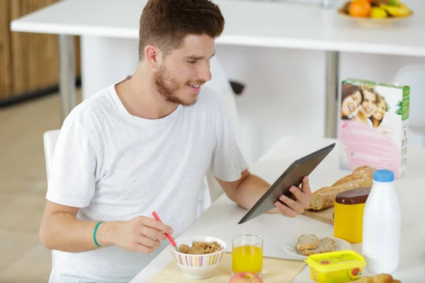 Jovem Bebendo Café Lendo Notícias Tablet — Fotografia de Stock