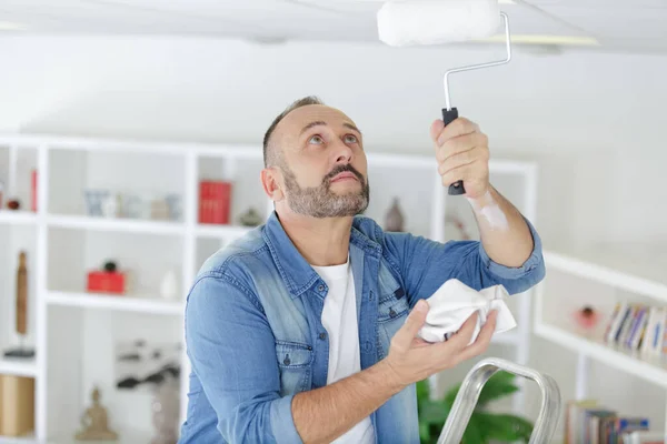 Hombre Repintando Techo Con Rodillo — Foto de Stock