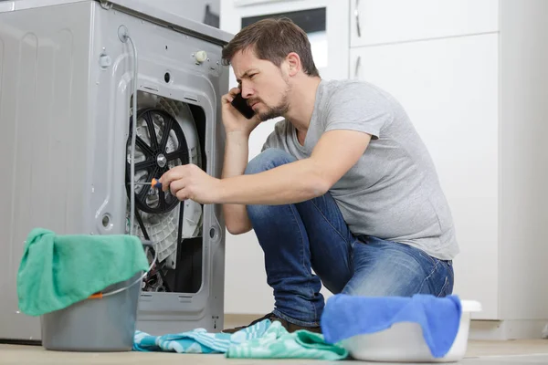 Homem Chamando Encanador Por Causa Problemas Máquina Lavar Roupa — Fotografia de Stock