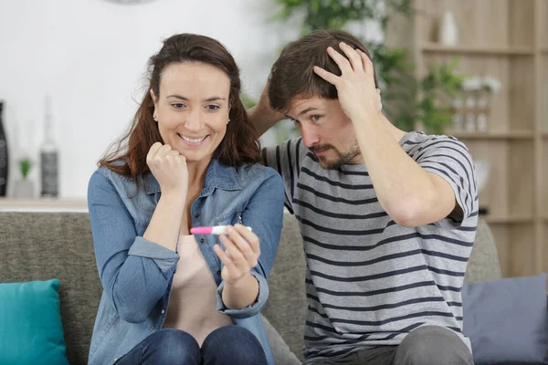 Mulher Feliz Com Teste Ovulação Positiva Enquanto Homem Está Chateado — Fotografia de Stock