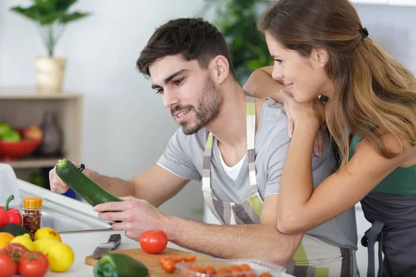 Man Och Kvinna Matlagning Vegetarisk Maträtt Tillsammans — Stockfoto