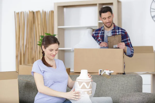 Junge Schwangere Beim Einpacken Einer Vase Karton — Stockfoto