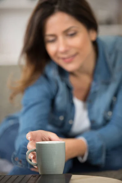 Женщина Тянется Своей Чашке Кофе — стоковое фото