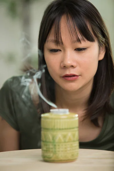 Junge Frau Bläst Kerzenflamme — Stockfoto