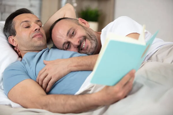 Feliz Pareja Gay Leyendo Libro Cama — Foto de Stock