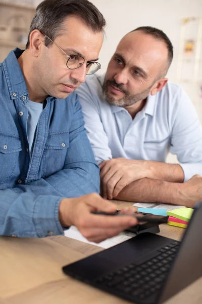 Gay Casal Com Laptop Contra Janela — Fotografia de Stock