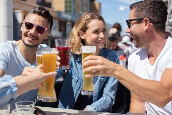 Arkadaşlar Bira Içiyor Dışarıda Eğleniyorlar — Stok fotoğraf