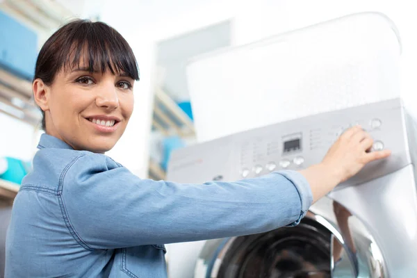 Mulher Pressionando Botão Máquina Lavar Roupa Cozinha — Fotografia de Stock